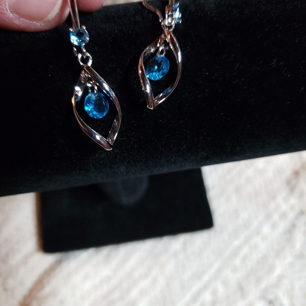 Dangling Earrings - Picture 2 of 4